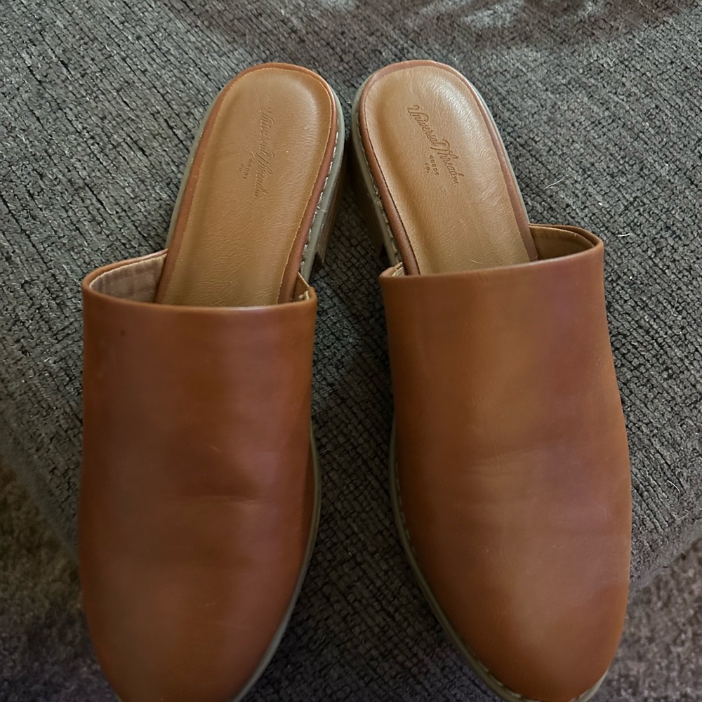 Universal Thread Brown Flats
